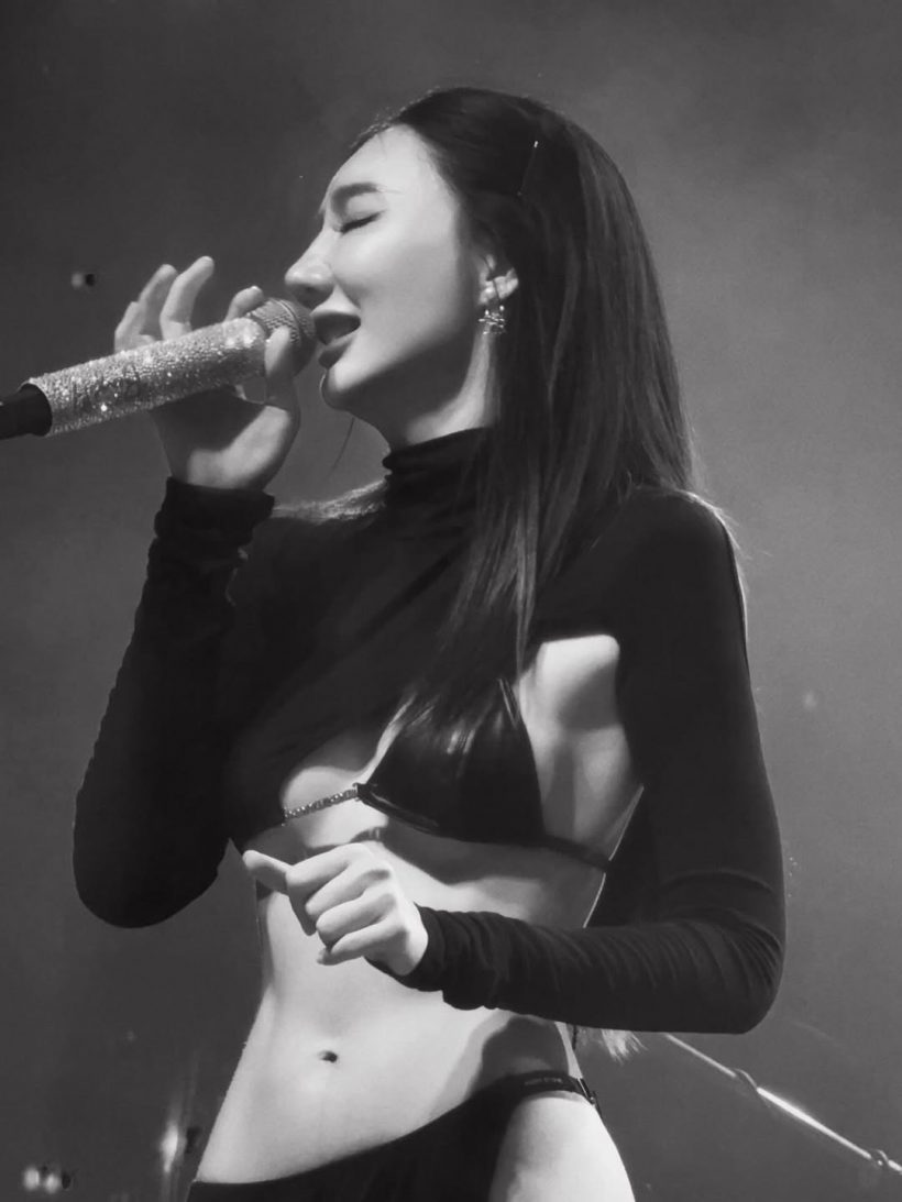 โซเชียลแตก! ศิลปินสาว โดนถกสนั่นชุดนี้เกินงามจริงๆ