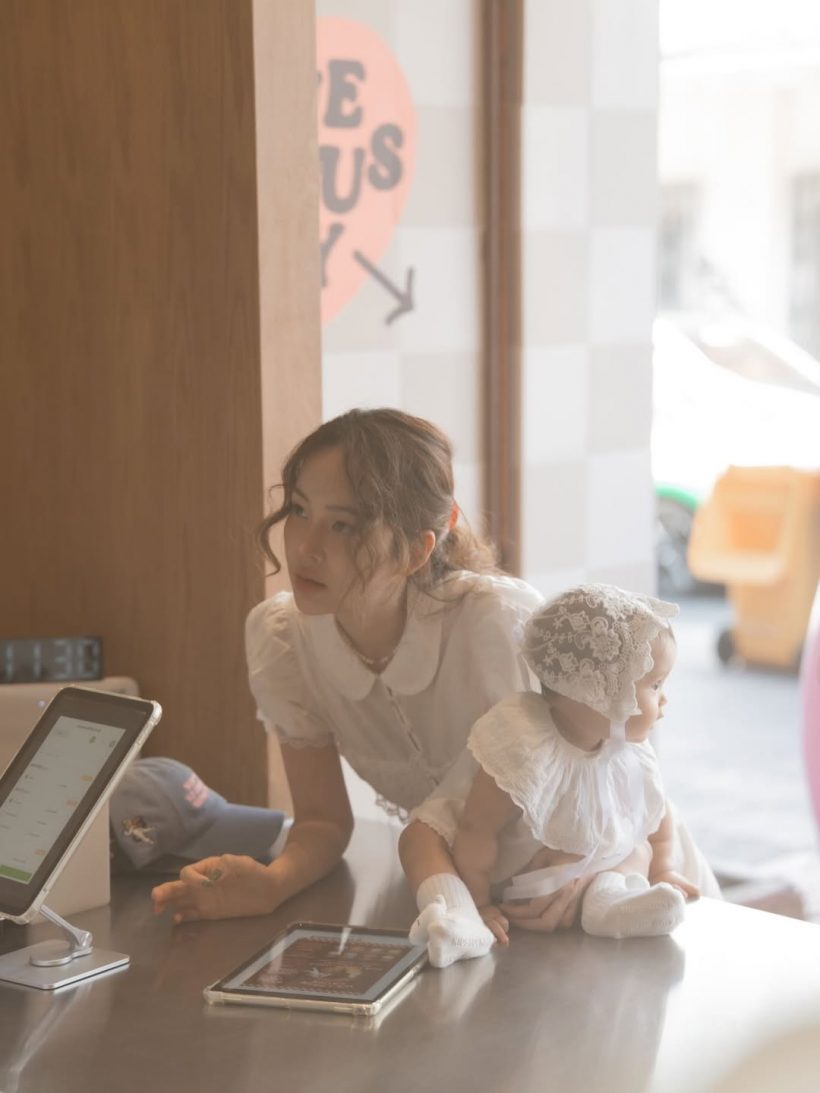 ดาราสาวดัง อุ้มลูกสาวไหว้เจ้าแม่กวนอิม หลังเคยมาขอไว้