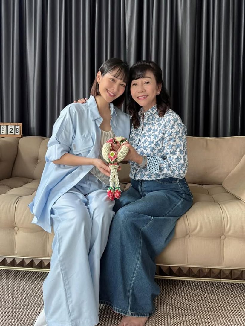 น้ำตาซึม! มินพีชญา ก้มกราบเท้าแม่ ภรรยาแซมยุรนันท์ โผล่เมนต์