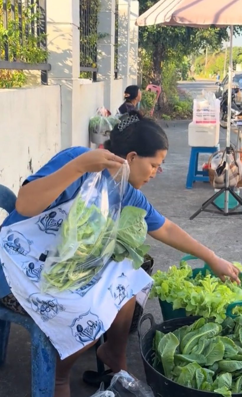 เธอคนนี้ รวยมาก! แต่ไม่อายทำกิน หอบผักมาขายริมถนน