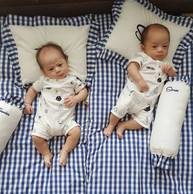 มาดู!! แฝดพี่ “น้องสายฟ้า” ลูกชายคุณแม่ชมพู่ ขนาดหลับยังหล่อขนาดนี้!! ถ้าตื่นจะขนาดไหน?