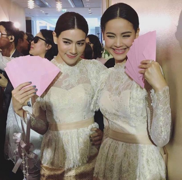 ญาญ่า อุรัสยา ในงานแต่ง ป๊อก-มาร์กี้ เมื่อสังเกตดูดีๆ มีความลับซ่อนอยู่!