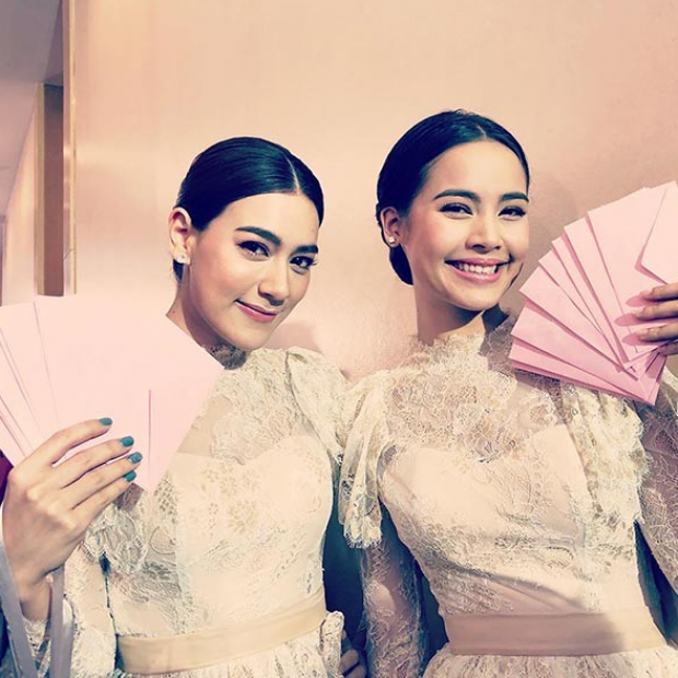 ญาญ่า อุรัสยา ในงานแต่ง ป๊อก-มาร์กี้ เมื่อสังเกตดูดีๆ มีความลับซ่อนอยู่!