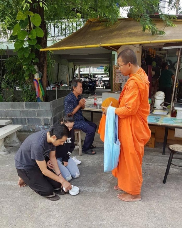 เปิดภาพหมู่ร่วมเฟรมชัดๆ ศรราม-ติ๊ก เซอร์ไพร์สวันเกิดคุณแม่ มีโมเมนท์โอบไหล่เบาๆ