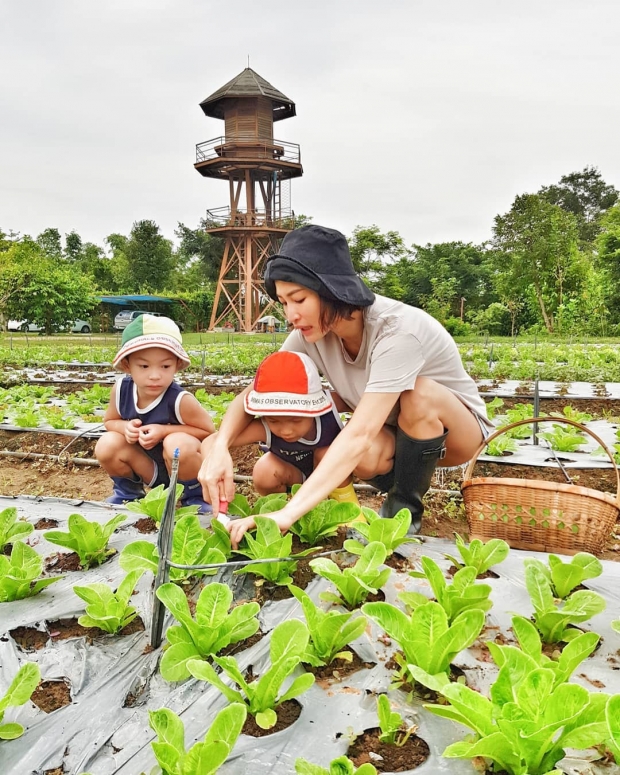 พลอย โพสต์ซึ้ง ขอบคุณลูกชายทั้ง 2 แม้ยังเด็กแต่ก็ตั้งใจช่วยทำงานหาเงิน