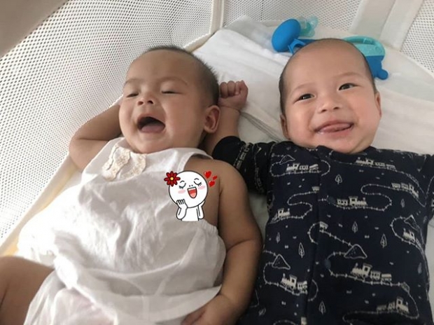 “ป๊อก ภัสสรกรณ์” โพสต์รูปลูกแฝดสุดน่ารักๆ “ไม่วายเซ็นเซอร์” จุดเซ็กซี่ของลูกสาว