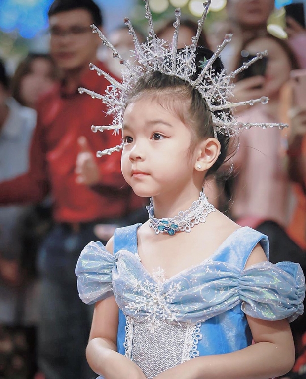 ซูมความน่ารัก! น้องปีใหม่  - น้องมะลิ ในลุคเจ้าหญิงเอลซ่า หน้าคล้ายยิ่งกว่า กาสะลอง​ ซองปีป 