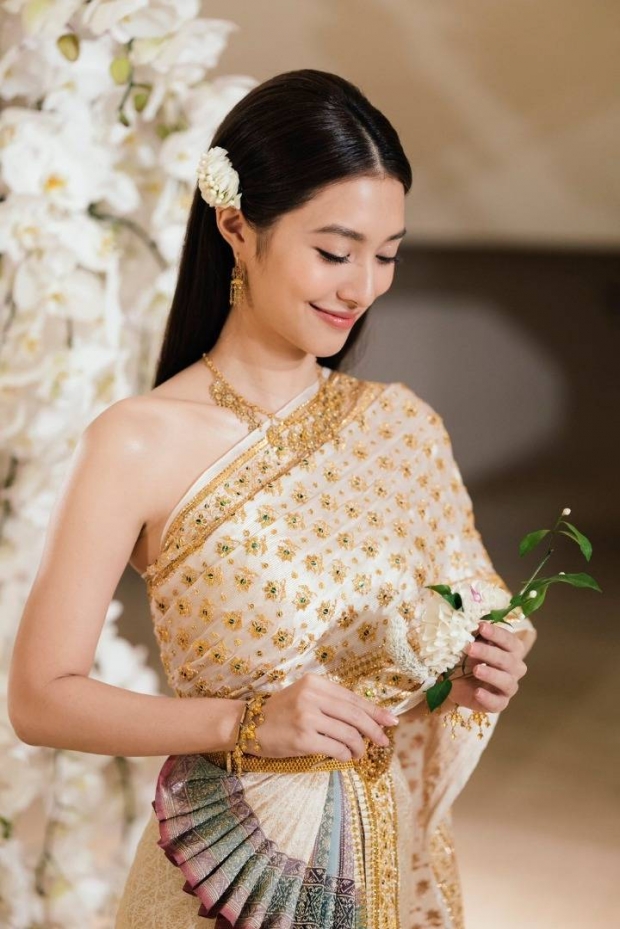 สวย-เรียบหรู! เปิดลุคที่ 2 ของ มิว นิษฐา ในชุดเจ้าสาวสีขาวพิธีฉลองงานหมั้น 