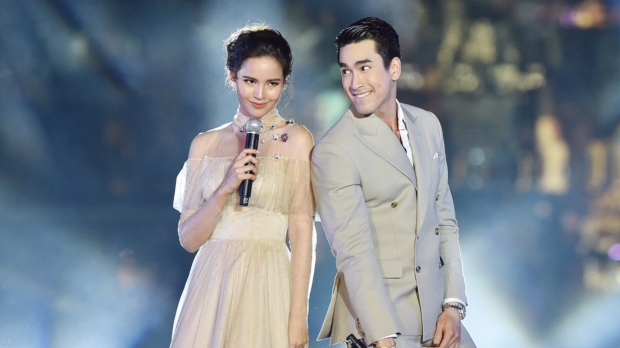 คู่รักสายบุญ! ณเดชน์-ญาญ่า ย่องบริจาคเครื่องช่วยหายใจ!