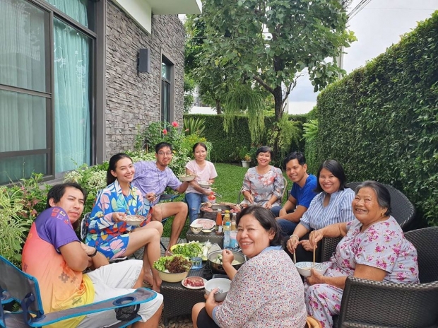 ได้ใจเต็มๆ “เวียร์” นำพวงมาลัยกราบคุณยายคุณเเม่ เบลล่า โมเมนต์นี้น่ารักสุดๆ