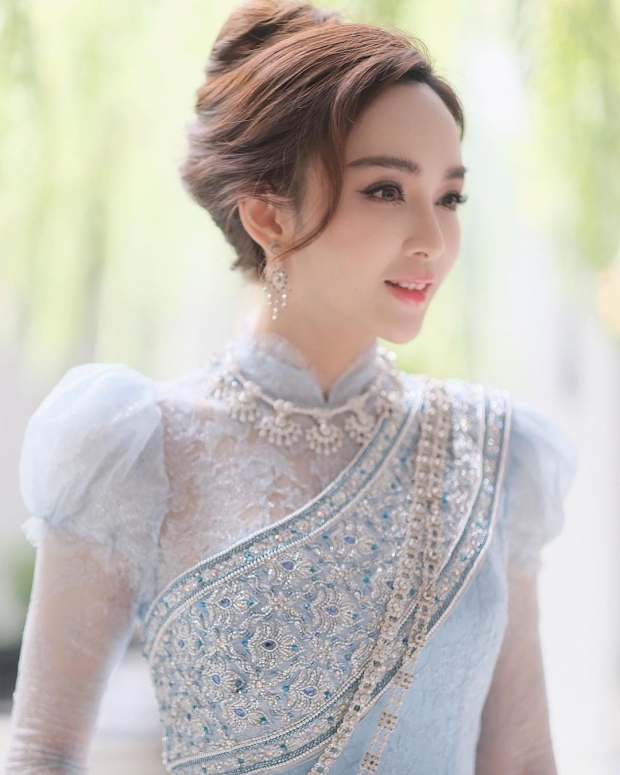 งดงาม! เป้ย ปานวาด สวยสง่า เลอค่าในลุคชุดไทย