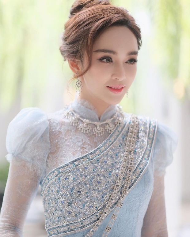 งดงาม! เป้ย ปานวาด สวยสง่า เลอค่าในลุคชุดไทย