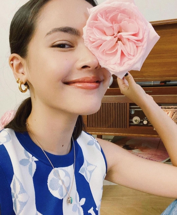 ญาญ่า อวดลุคกักตัวรอดูละครแฟน ณเดชน์ เห็นแล้วรีบคอมเมนต์รัวๆ 