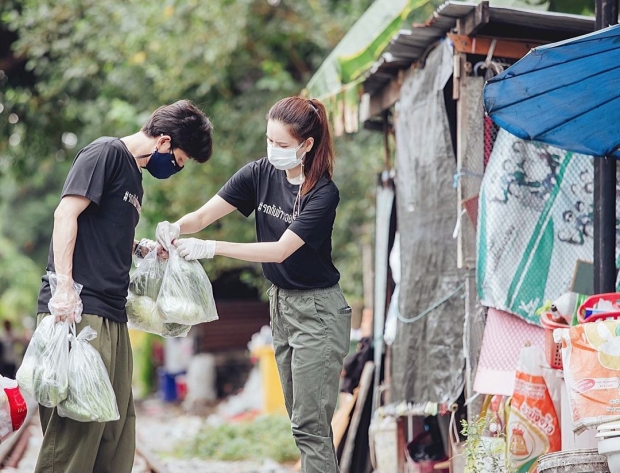 ผลของการทำดี คู่รักคนดัง เข้ารับรางวัลผู้เสียสละเพื่อสังคม