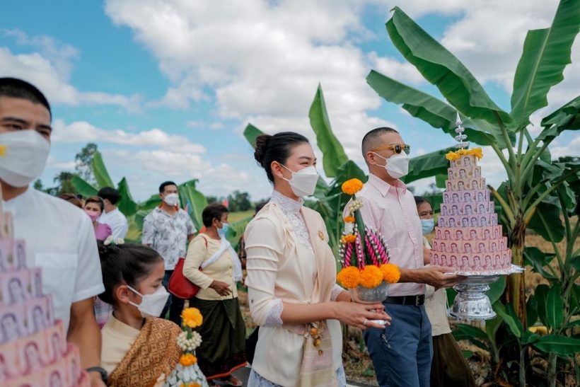 อบอุ่นชื่นมื่น! แพนเค้ก ควงแขนพี่หมี พร้อม2ครอบครัวทำบุญใหญ่