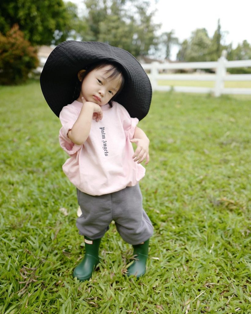 รักเลย! น้องโนล่า โพสท่าอินเนอร์แน่นถอดแบบซุปตาร์จากแม่เต็มๆ