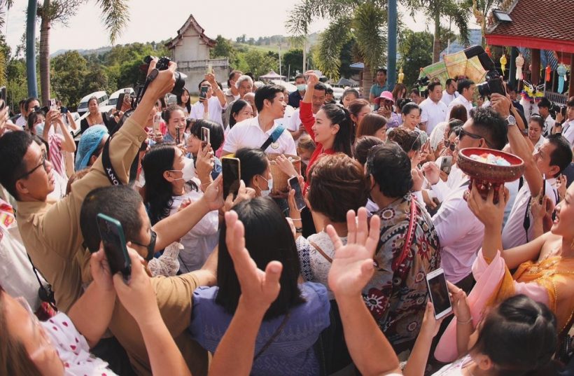 คู่รักสายบุญ นุ่น-ต๊อด ทอดกฐินสุดยิ่งใหญ่เห็นยอดแล้วมีช็อคแน่!