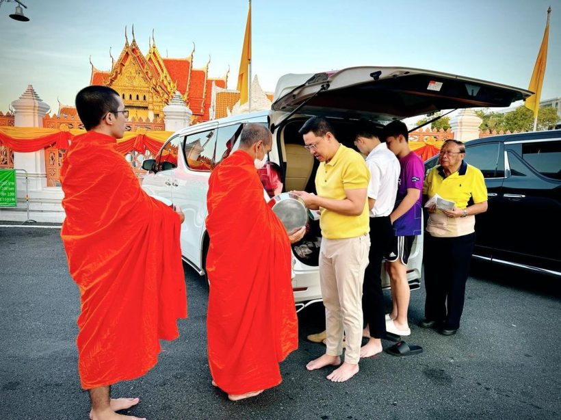   นุสบาแท็กทีมลูกทำบุญ-ฉลองวันเกิดสามี อบอุ่นเรียบง่ายทุกปี