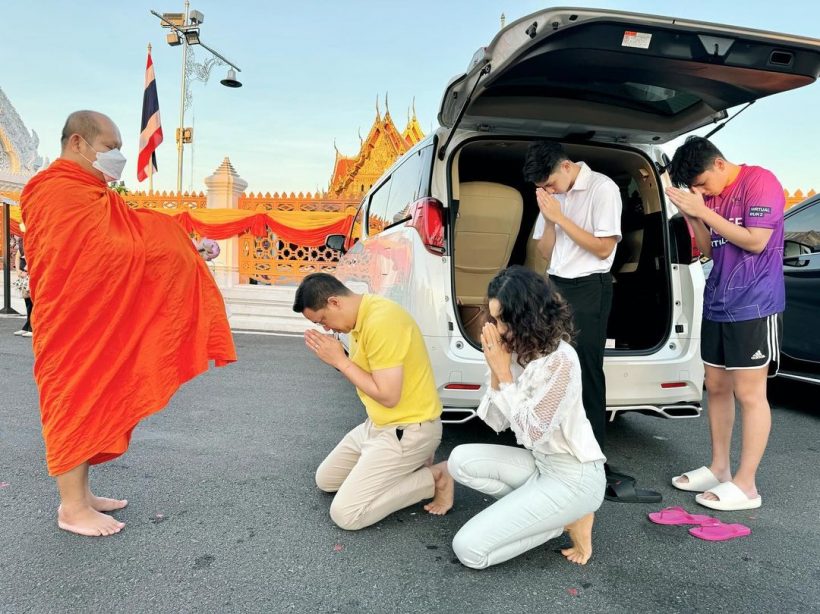   นุสบาแท็กทีมลูกทำบุญ-ฉลองวันเกิดสามี อบอุ่นเรียบง่ายทุกปี