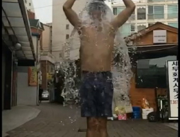 ภาพเหตุการณ์ การทำ IceBucketChallenge 