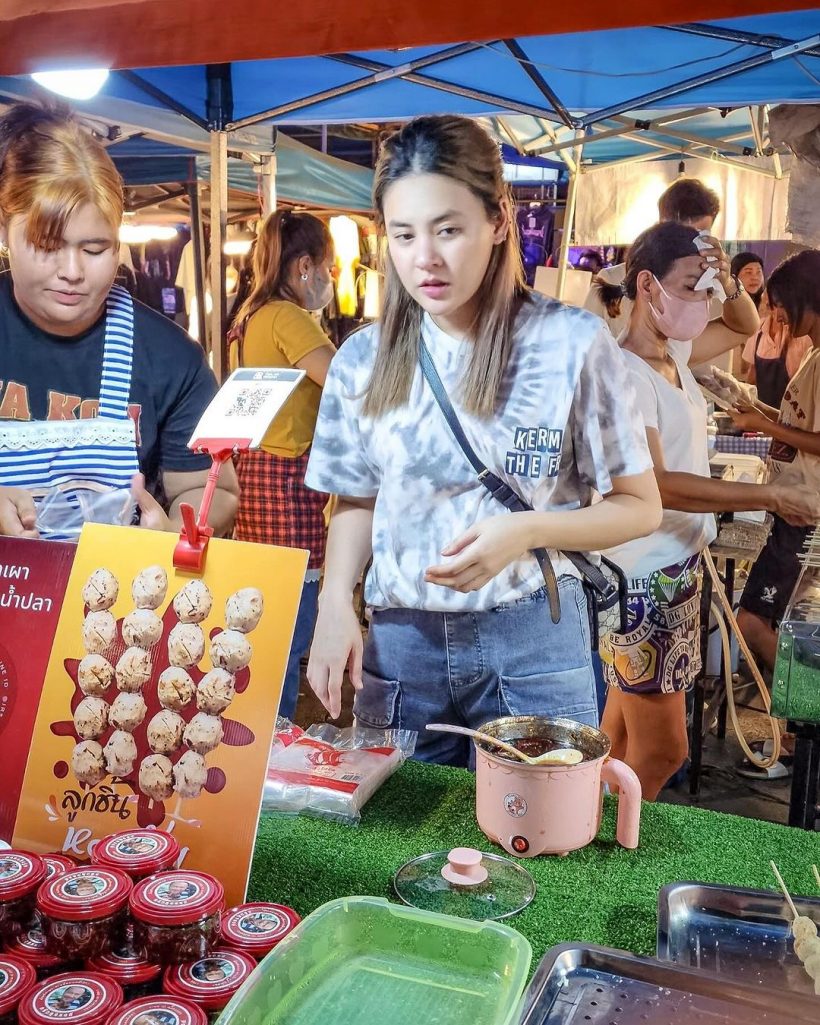  เผยภาพดาราสาวยืนขายลูกชิ้นปิ้งตลาดนัด ไม่เลือกงานไม่ยากจน! 