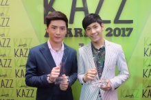 “คริส-สิงโต” แรงฉุดไม่อยู่ คว้า 2 รางวัลรวด งาน “KAZZ Awards 2017”