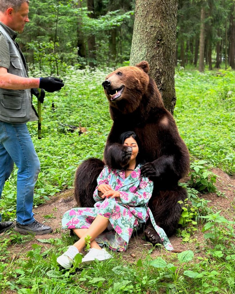 ตัวมัมสุดๆ! ดาราสาว ใจถึง ถ่ายรูปประกบหมีกริซลี่ น้องไม่ดุเเถมเชื่องมาก