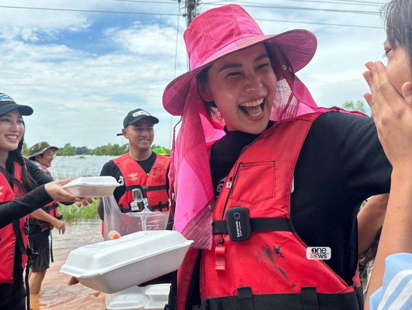 ดาราสาวนั่งเรือลุยน้ำท่วม มอบความสุขให้ชาวบ้านไม่ห่วงสวย