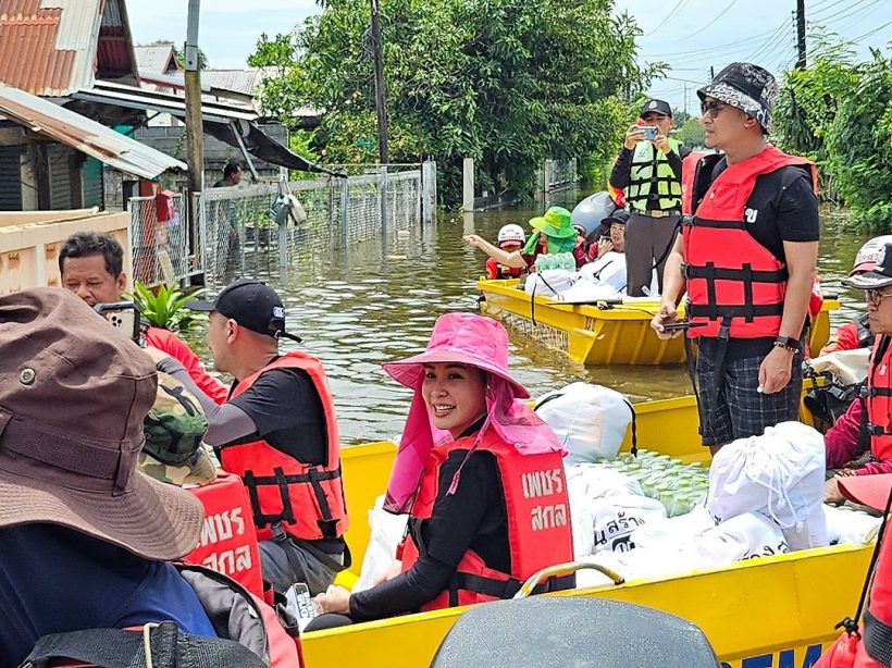 ดาราสาวนั่งเรือลุยน้ำท่วม มอบความสุขให้ชาวบ้านไม่ห่วงสวย