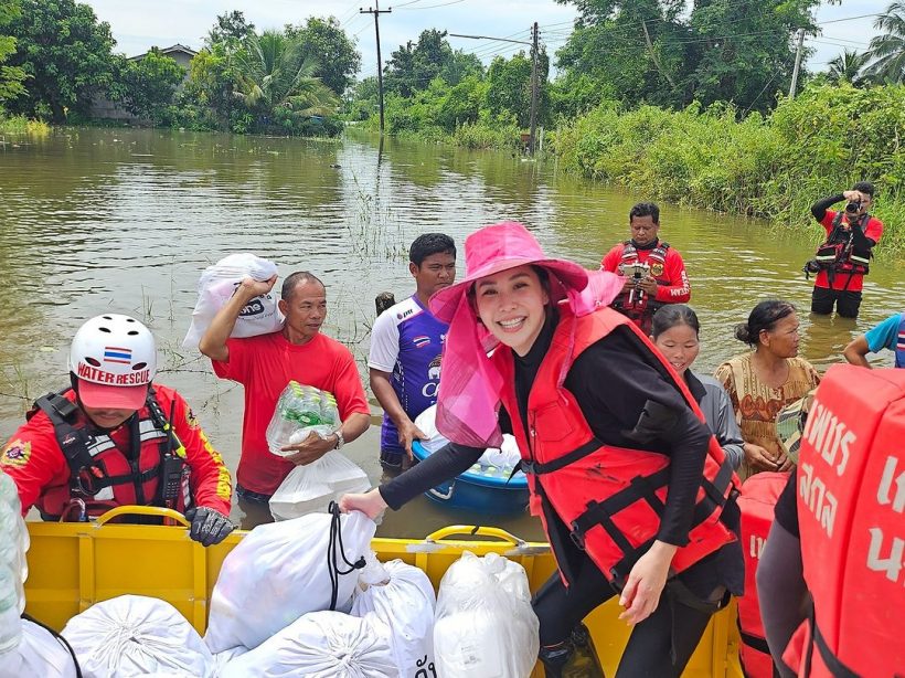 ดาราสาวนั่งเรือลุยน้ำท่วม มอบความสุขให้ชาวบ้านไม่ห่วงสวย