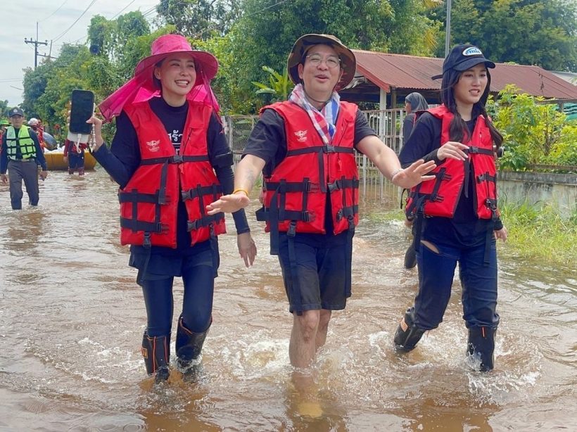 ดาราสาวนั่งเรือลุยน้ำท่วม มอบความสุขให้ชาวบ้านไม่ห่วงสวย