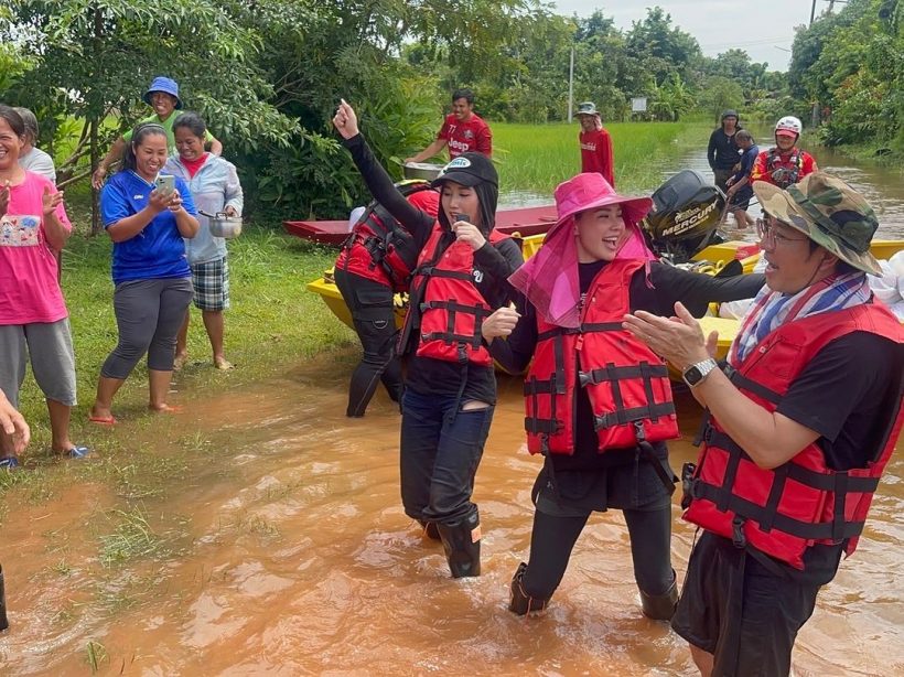 ดาราสาวนั่งเรือลุยน้ำท่วม มอบความสุขให้ชาวบ้านไม่ห่วงสวย