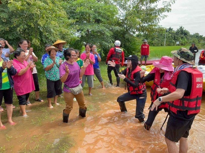 ดาราสาวนั่งเรือลุยน้ำท่วม มอบความสุขให้ชาวบ้านไม่ห่วงสวย