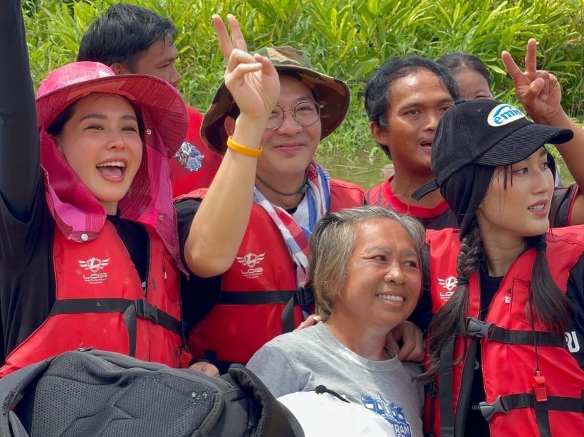 ดาราสาวนั่งเรือลุยน้ำท่วม มอบความสุขให้ชาวบ้านไม่ห่วงสวย