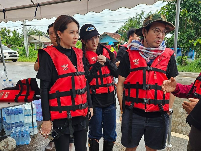 ดาราสาวนั่งเรือลุยน้ำท่วม มอบความสุขให้ชาวบ้านไม่ห่วงสวย