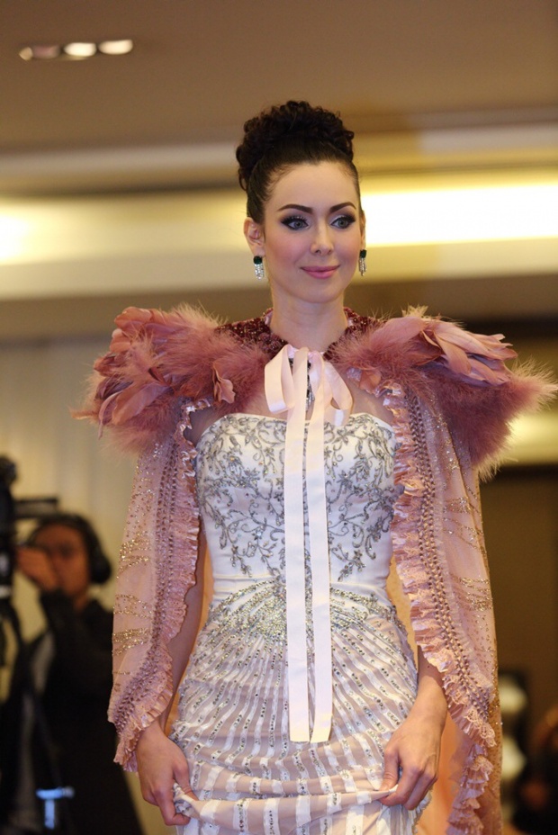 เปิดตัวเวที Mrs. Universe Thailand 2017นาตาลี เกลโบว่า สวมชุดผ้าคลุมที่ยาวที่สุดในโลก