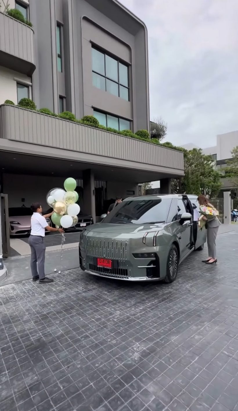 ปังมาก! เจนนี่-ยิว เพิ่งซื้อบ้าน100ล้าน ล่าสุดออกรถหรูให้ลูกด้วย
