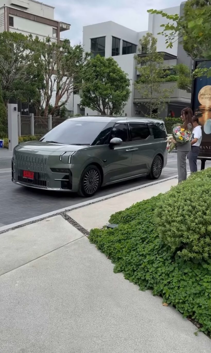 ปังมาก! เจนนี่-ยิว เพิ่งซื้อบ้าน100ล้าน ล่าสุดออกรถหรูให้ลูกด้วย