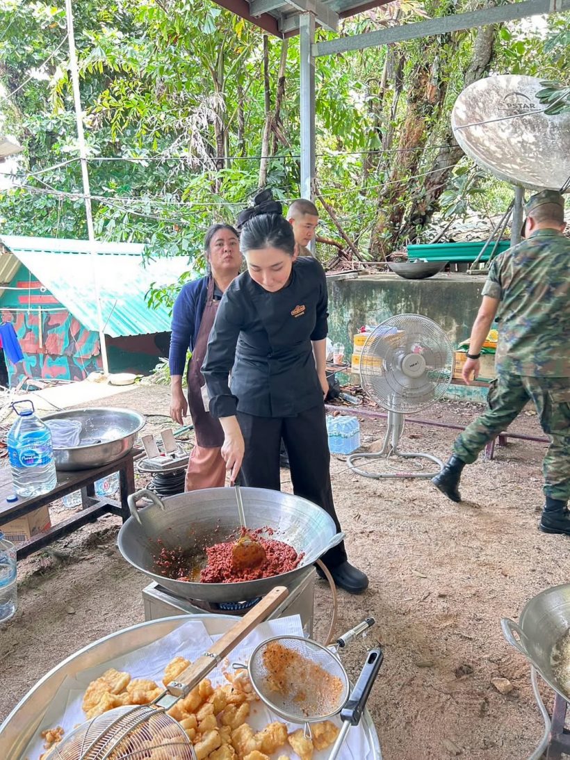 ดาราสาวไม่ห่วงสวย สู้ไฟสู้แดดทำอาหารเสิร์ฟให้กำลังใจทหาร