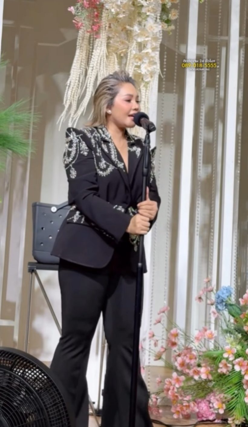 ส่องชุด ตั๊กแตน ชลดา ใส่ขึ้นเวทีล่าสุด โดนแซะเหมือนทำงานออฟฟิศ