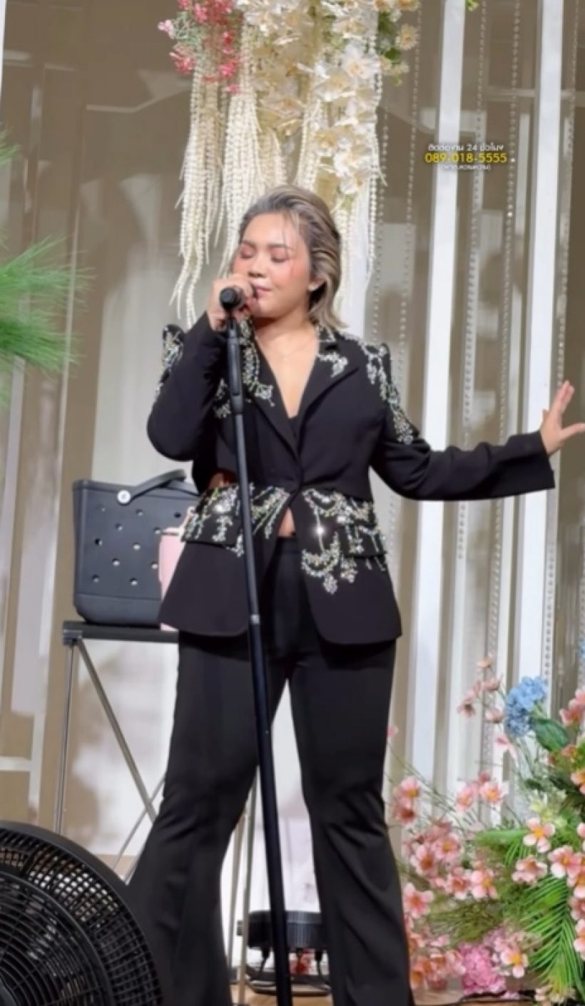 ส่องชุด ตั๊กแตน ชลดา ใส่ขึ้นเวทีล่าสุด โดนแซะเหมือนทำงานออฟฟิศ
