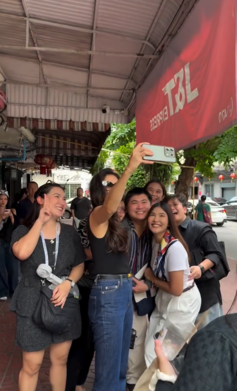 ตัวแม่ลงถนน! นางเอกซุปตาร์ เดินชิลๆ แต่แฟนคลับแห่ขอถ่ายรูปเพียบ