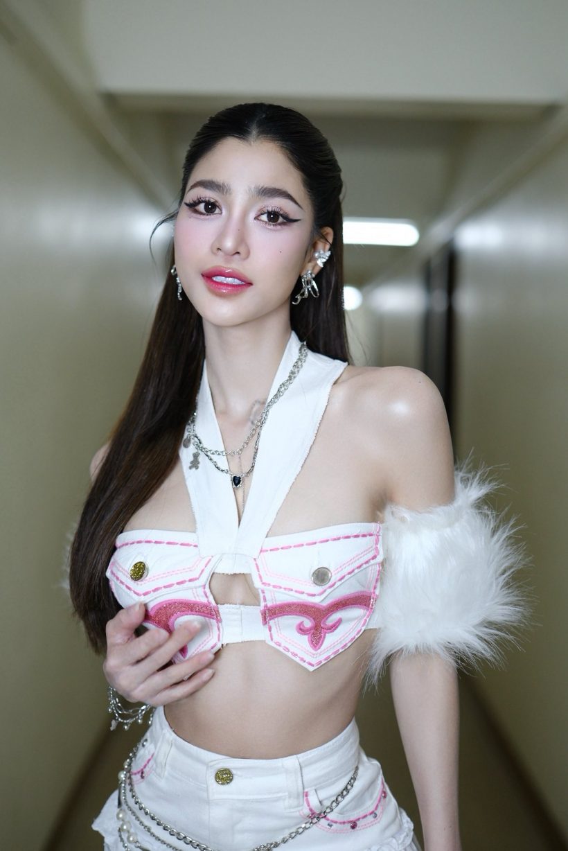แรงเกิน! นักร้องสาวยืนข้าง หมอบุ๊ค แต่โดนแซะ ขนมพาหนีด่วน