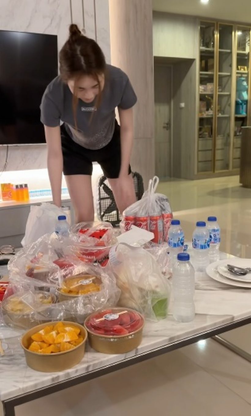 บิ๊ก ธิติวุฒิ หายเหนื่อย! สาวสวยเตรียมของกินให้เพียบ หลังเลิกงาน