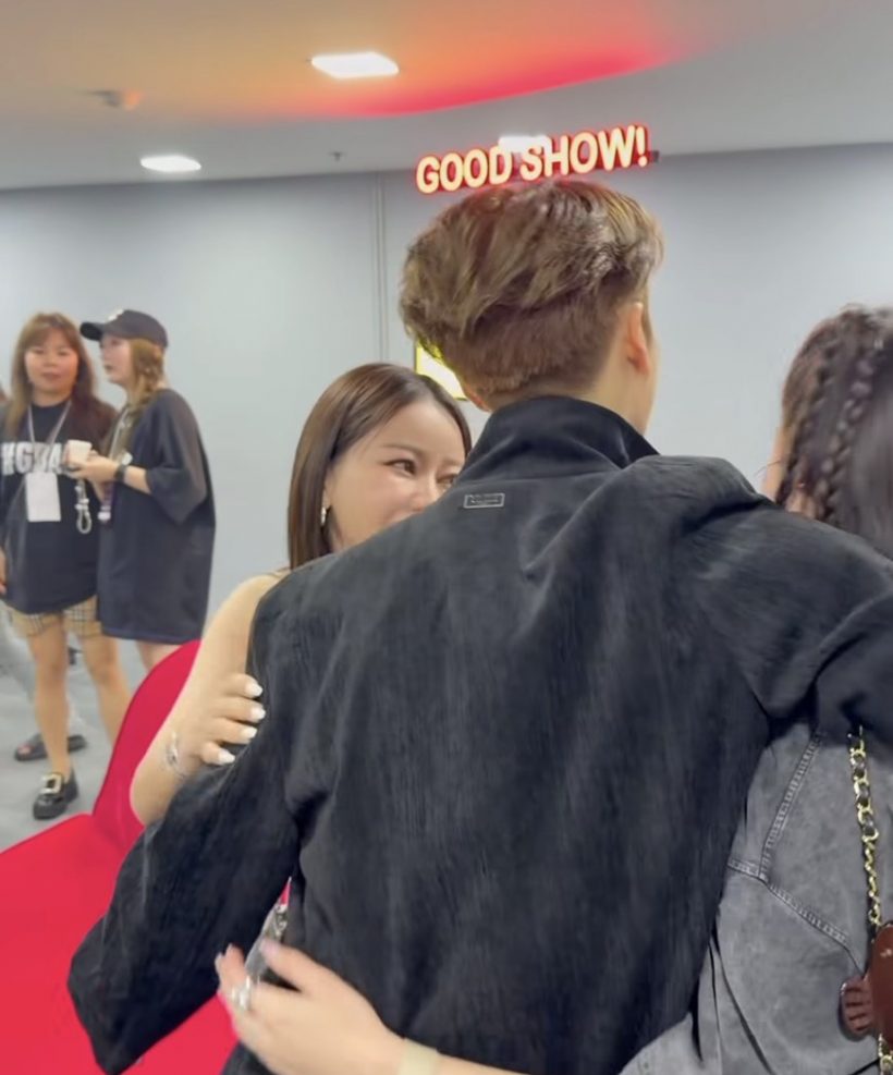 กรี๊ดทั้งโซเชียล! แจ็คสัน หวัง โอบกอด-ถ่ายรูปกับ สาวสวยชื่อดังคนนี้