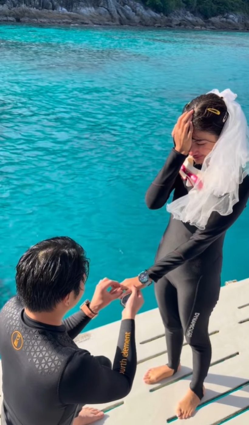 แซ่ซ้องยินดี นางเอกดัง ถูกเซอร์ไพรส์ขอแต่งงานใต้น้ำ