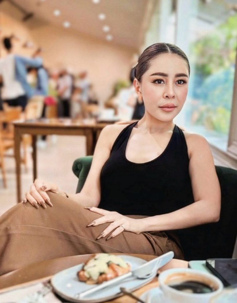 อึ้งทั้งวงการ! เธอคนนี้รวยจริง วางเงินสดกองใหญ่ ซื้อทองเก็บ