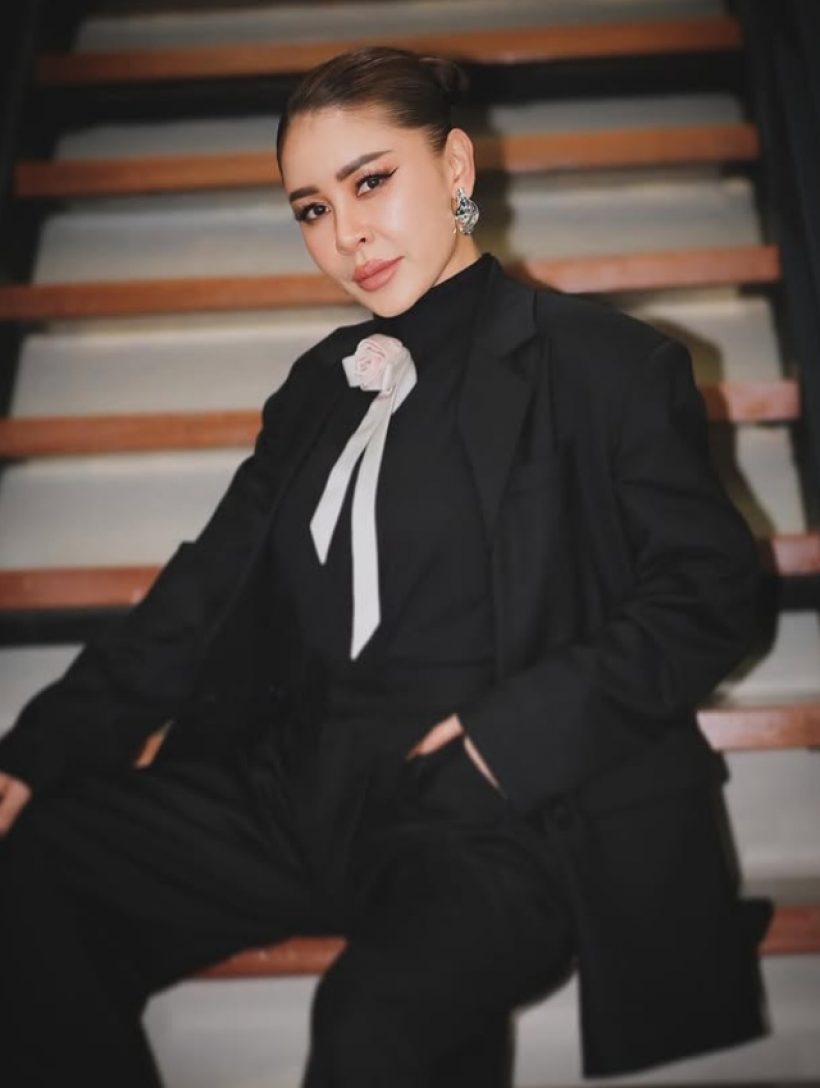 อึ้งทั้งวงการ! เธอคนนี้รวยจริง วางเงินสดกองใหญ่ ซื้อทองเก็บ