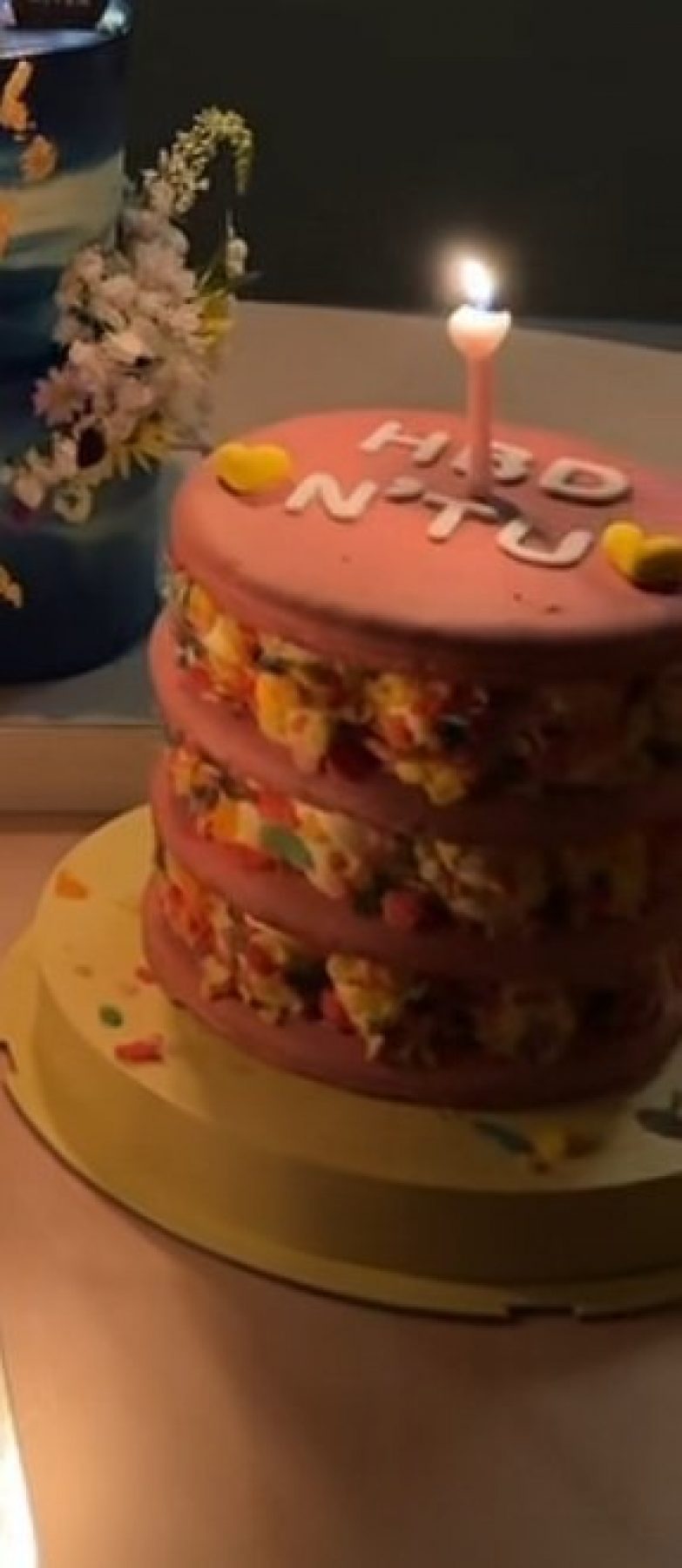 ขาจิ้นฟินเวอร์...วิน เมธวิน ส่งเค้กและคำอวยพรให้นางเอกคนดัง