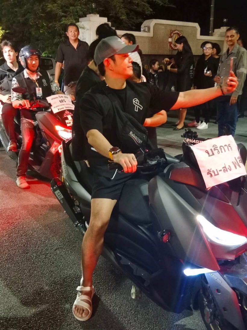 เเห่ชื่นชม พระเอกดัง ลุยทำจิตอาสา ขับรถรับส่งฟรีที่ท้องสนามหลวง